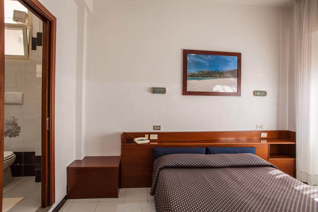 Hotel La Terrazza Кальярі Номер фото