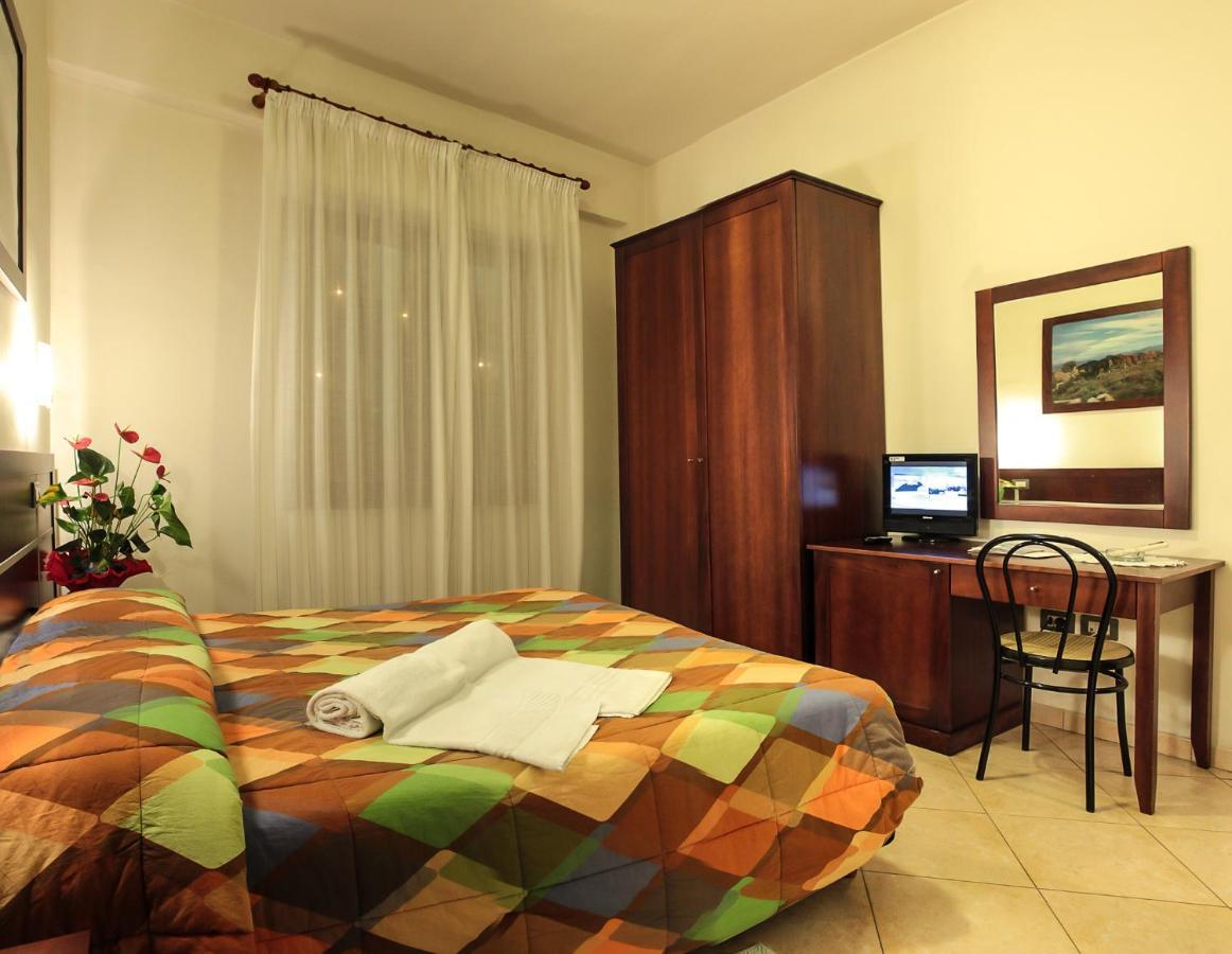 Hotel La Terrazza Кальярі Номер фото
